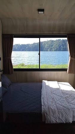 Caseea bedroom with a lake view